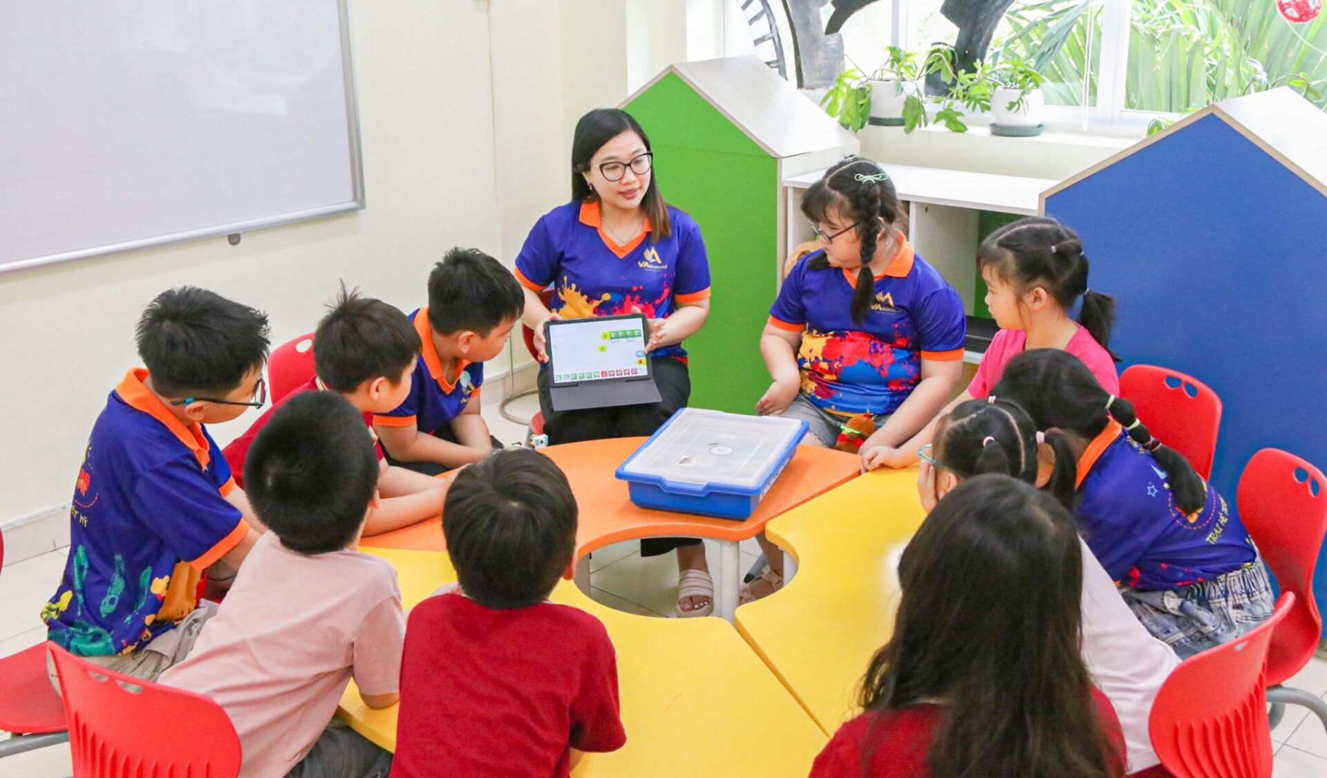 học sinh học tập phát triển chương trình hè tại VA Schools