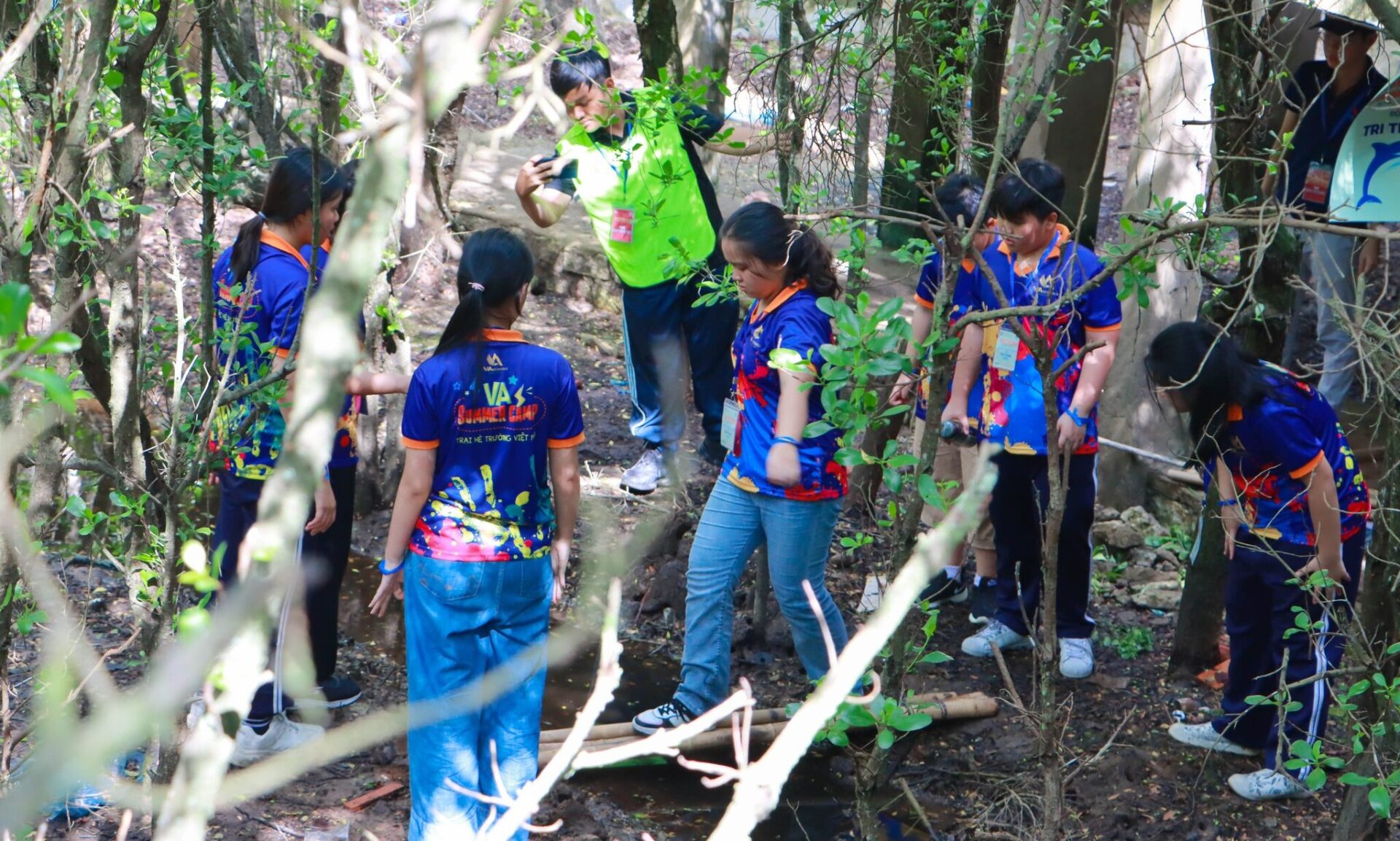 học sinh khối phổ thông dã ngoại trong chương trình hè tại VA Schools