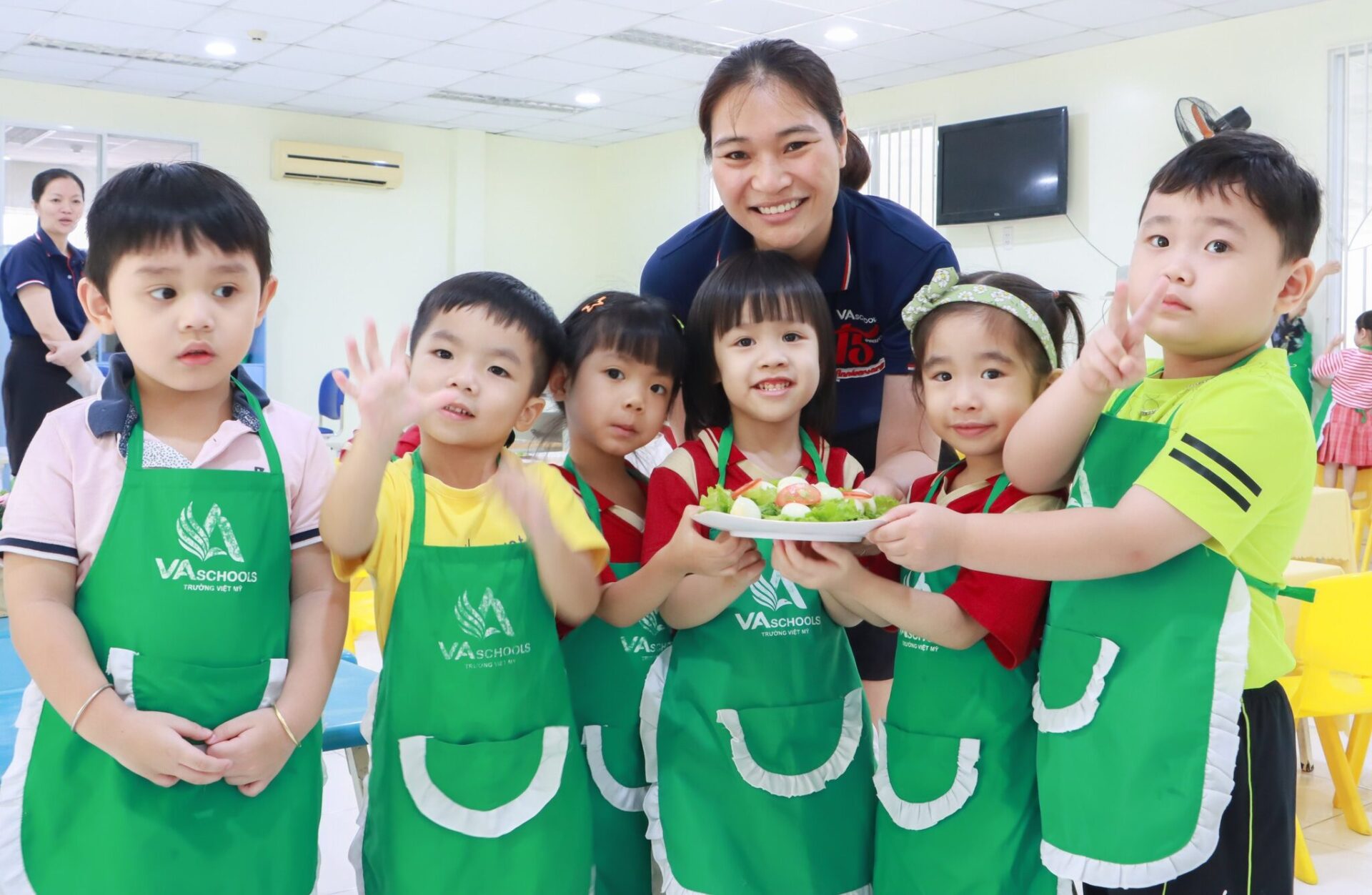 học sinh làm bánh trong chương trình hè tại VA Schools