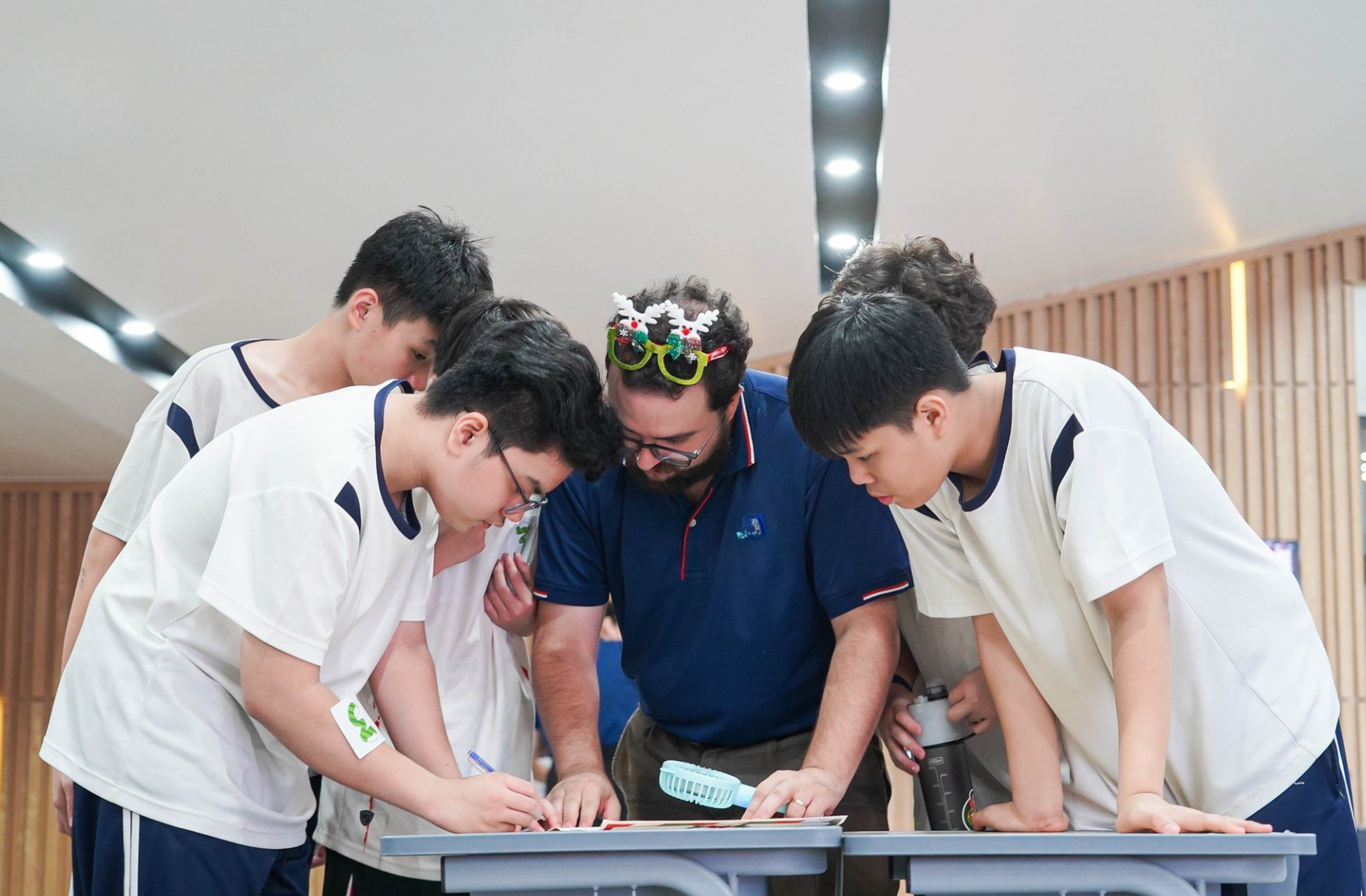 Học sinh THCS cùng giáo viên nước ngoài thực hiện dự án