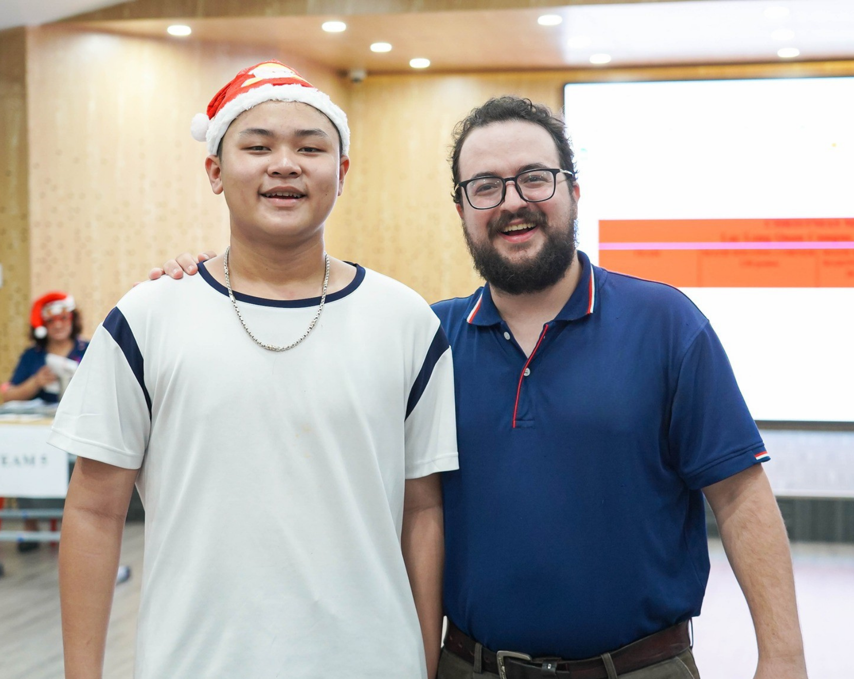Học sinh THPT Việt Mỹ chụp hình cùng giáo viên nước ngoài tại cơ sở VA Schools Bình thới
