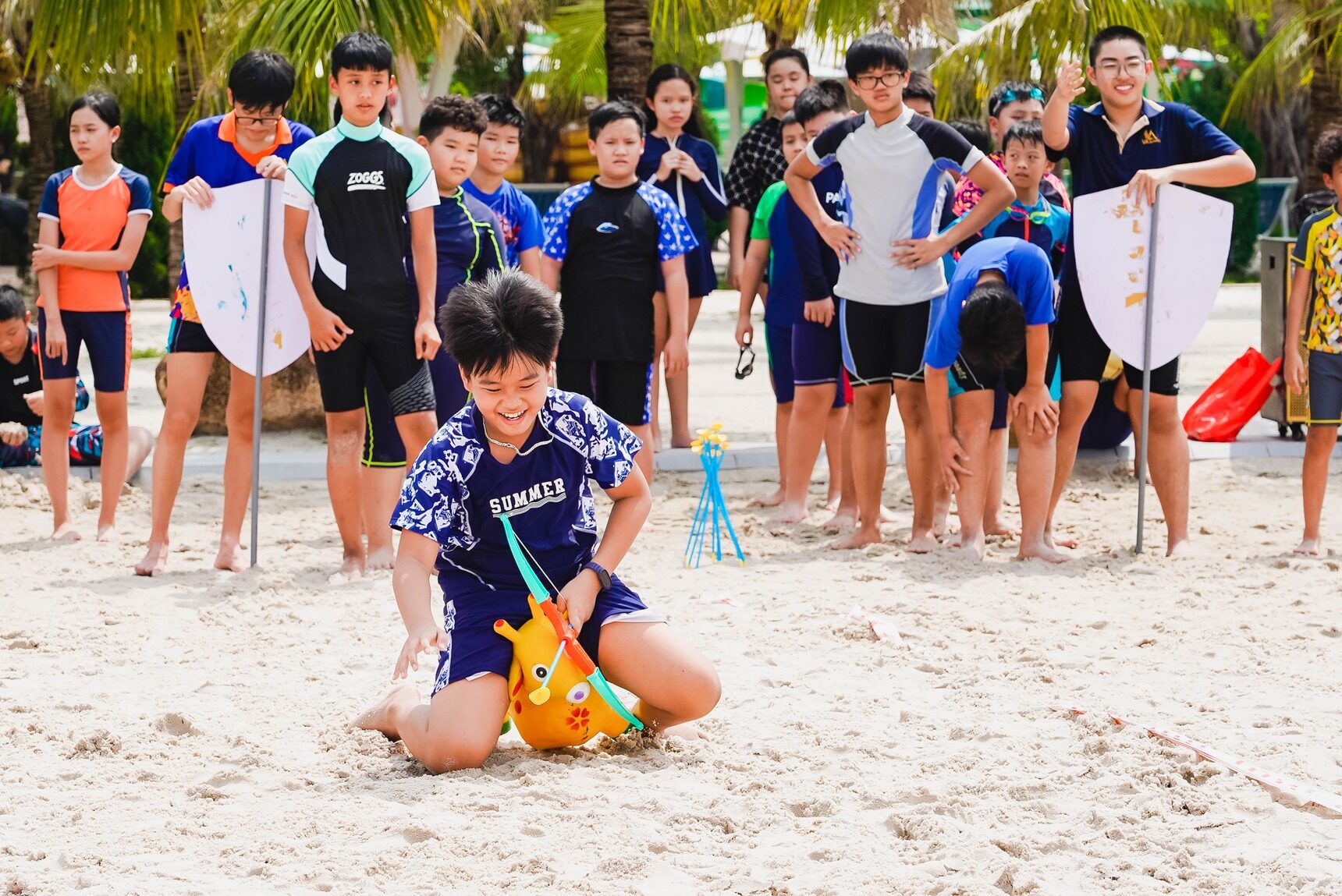 học sinh VA hoạt động chương trình hè tại biển