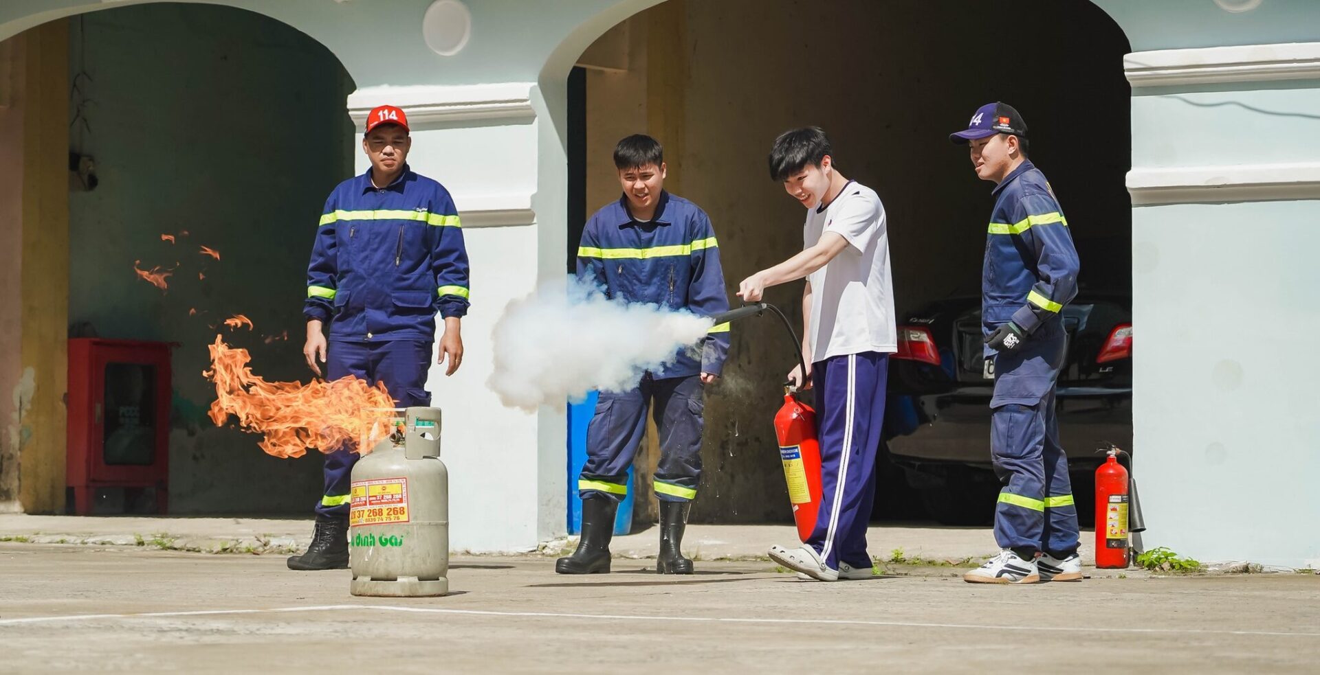 học sinh VA tham gia hoạt động trải nghiệm cứu hoả