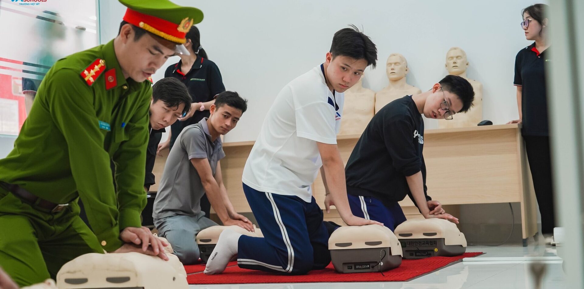 học sinh VA tham gia hoạt động trải nghiệm cứu người