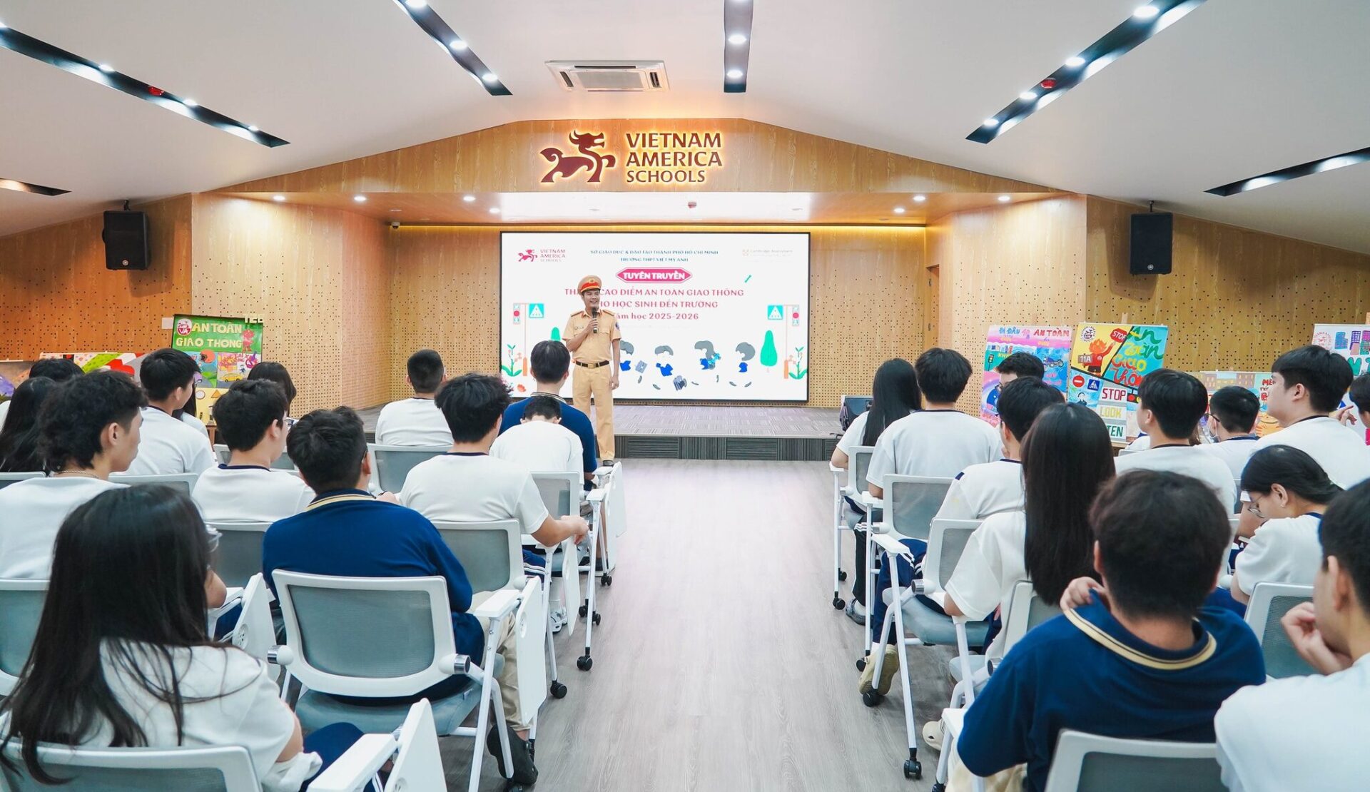 học sinh VA tham gia phát biểu hoạt động hướng nghiệp